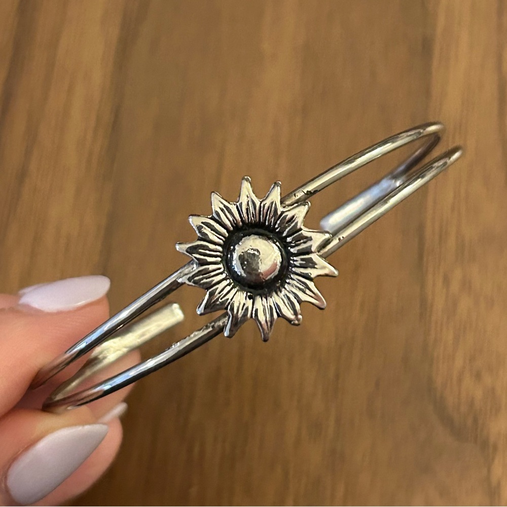Adjustable silver flower bangle - Picture 3 of 4